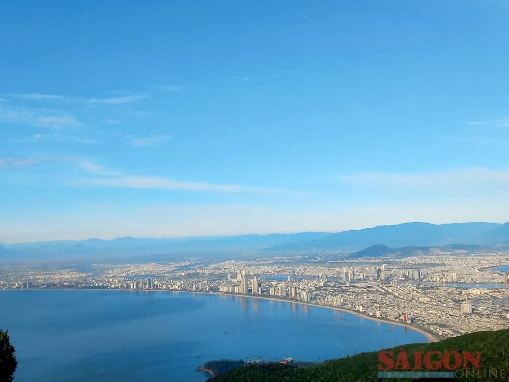 Ven biển TP Đà Nẵng nhìn từ Bán đảo Sơn Trà. Ảnh: XUÂN QUỲNH