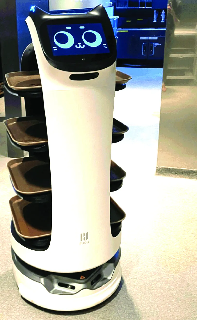 Một robot phục vụ trong nhà hàng lẩu Haidilao ở Singapore