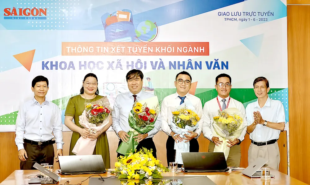 Phó Tổng Biên tập Báo Sài Gòn Giải Phóng Nguyễn Khắc Văn (bìa phải) tặng hoa các khách mời tham dự buổi giao lưu trực tuyến. Ảnh: CAO THĂNG