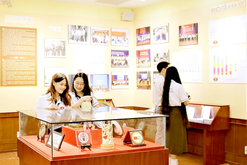 Sinh viên ngành Lịch sử Trường ĐH Khoa học Xã hội và Nhân văn (Đại học Quốc gia TPHCM) tìm hiểu lịch sử hình thành và phát triển của trường