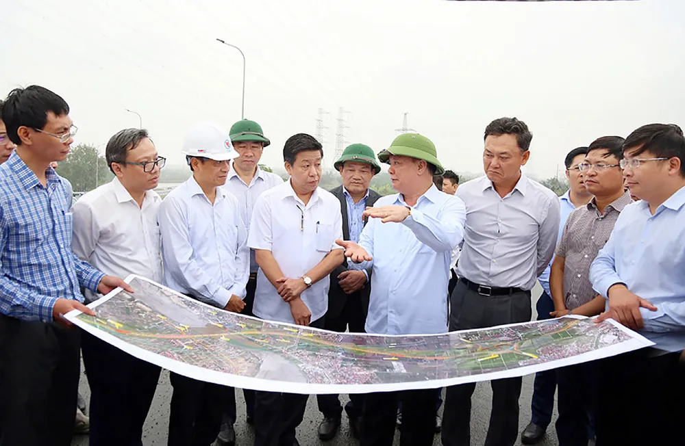 Lãnh đạo TP Hà Nội kiểm tra thực tế công tác giải phóng mặt bằng dự án đường Vành đai 4 Hà Nội. Ảnh: MINH DUY