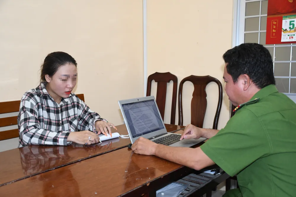 Mỹ Chi làm việc với cơ quan công an và thừa nhận hành vi vi phạm pháp luật của mình. Ảnh: HỒ GIANG