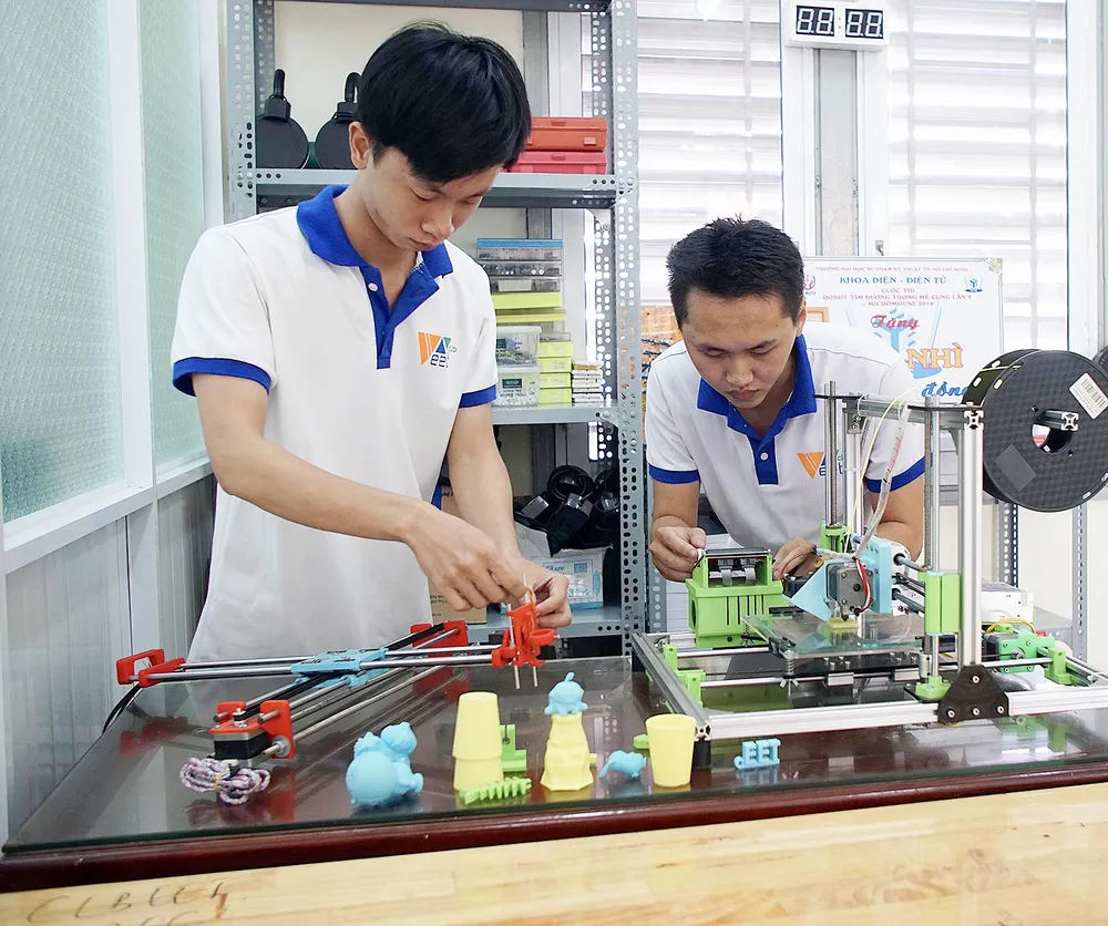 Sinh viên Trường Đại học Sài Gòn (TPHCM) đang nghiên cứu phát triển máy in vật thể 3D. Ảnh: HOÀNG HÙNG