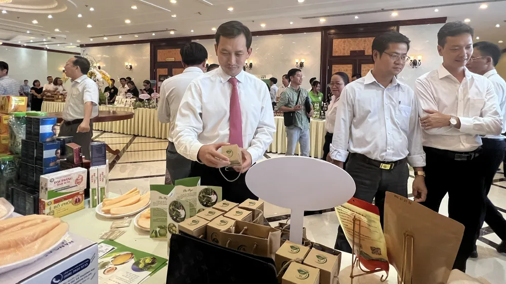 Khách tham quan gian hàng tại một hội nghị kết nối giao thương với doanh nghiệp tỉnh Tây Ninh về tiêu thụ nông sản