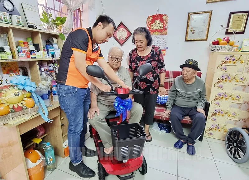 NSƯT Hùng Minh đang được hướng dẫn cách sử dụng xe điện. Ảnh: www.hcmcpv.org.vn