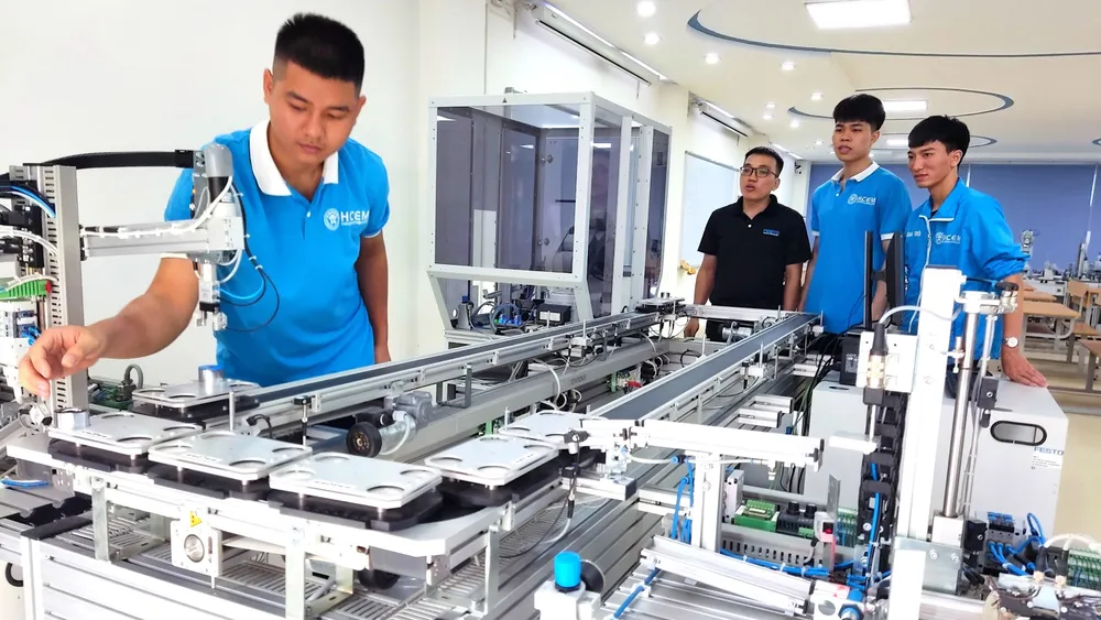 Sinh viên ngành cơ điện tử, Trường Cao đẳng Cơ điện Hà Nội trong giờ thực hành trên hệ thống mô phỏng dây chuyền sản xuất hiện đại