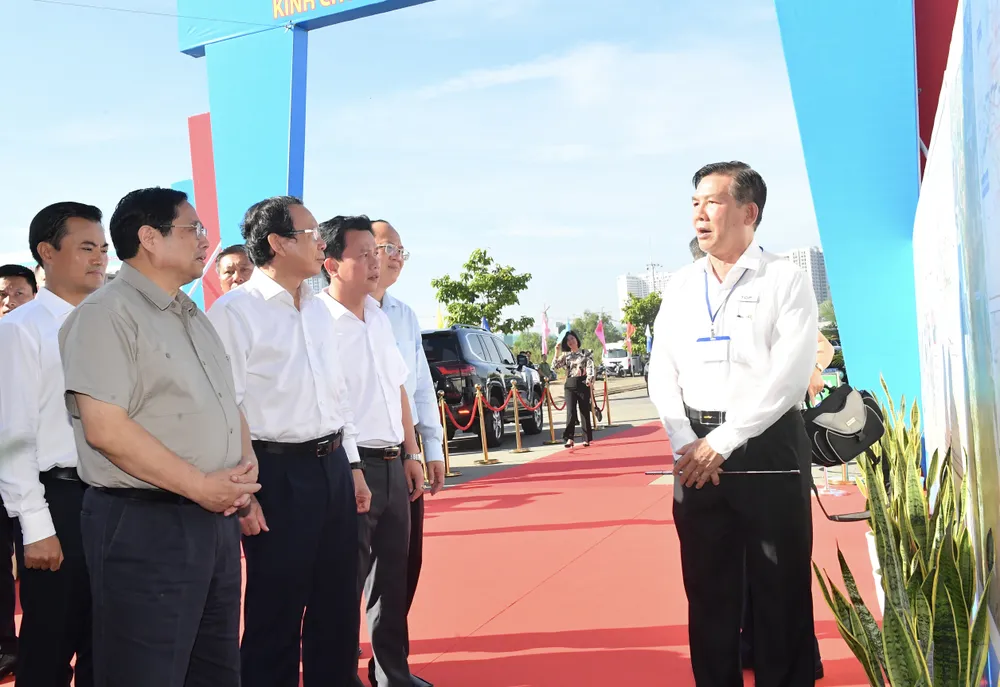 Thủ tướng Chính phủ Phạm Minh Chính cùng các đồng chí lãnh đạo TPHCM tại điểm khởi công dự án đường Vành đai 3 TPHCM (TP Thủ Đức, TPHCM), sáng 18-6. Ảnh: VIỆT DŨNG