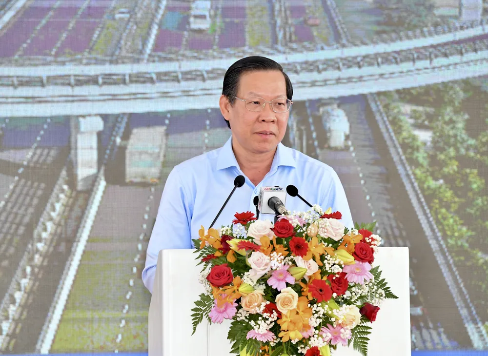 Chủ tịch UBND TPHCM Phan Văn Mãi phát biểu tại lễ khởi công. Ảnh: VIỆT DŨNG