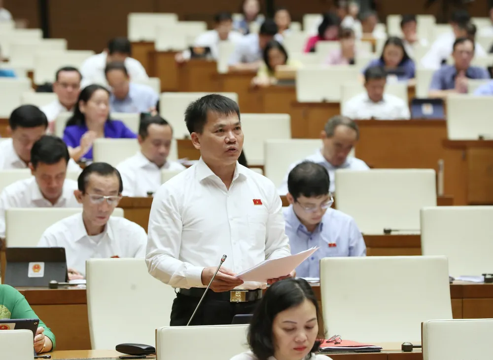 Quốc hội thảo luận phiên toàn thể tại hội trường về dự án Luật Nhà ở (sửa đổi). Ảnh: QUANG PHÚC