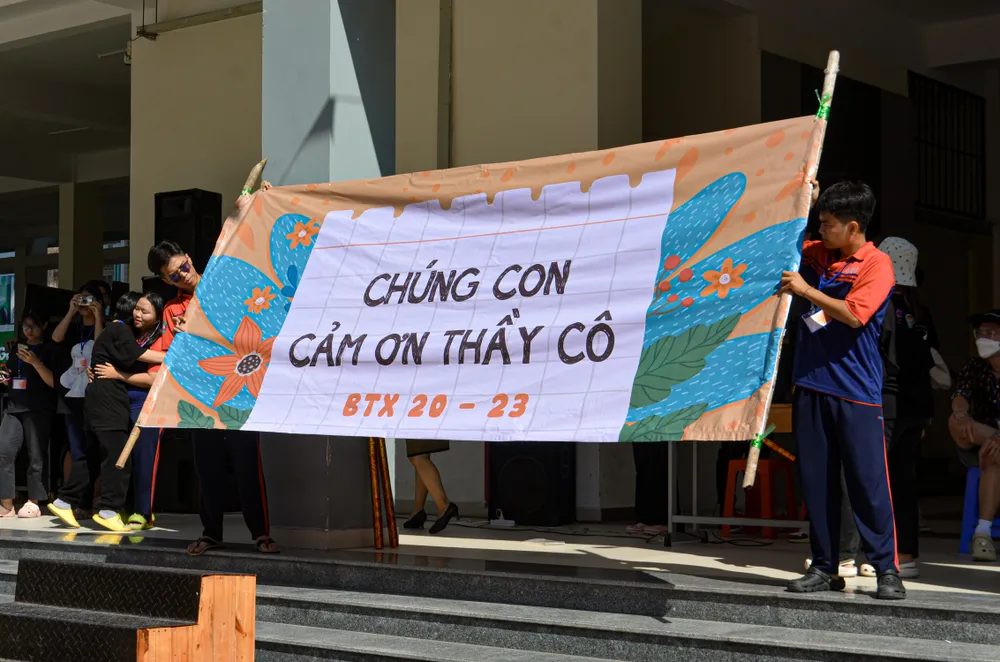 Sự kiện “Led - Last Epic Day” gửi lời tri ân đến thầy cô tại Trường THPT Bùi Thị Xuân, sáng 19-6