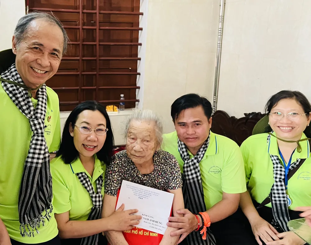 Phó Bí thư Đảng ủy Khối Dân – Chính – Đảng TPHCM Hàng Thị Thu Nga trao quà tặng Mẹ Việt Nam Anh hùng tại tỉnh Hà Tĩnh. Ảnh: CTV