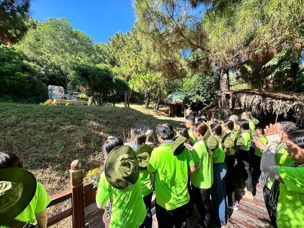 Đoàn đến viếng Đại tướng Võ Nguyên Giáp tại khu mộ của Đại tướng. Ảnh: MAI TRỌNG NGHI