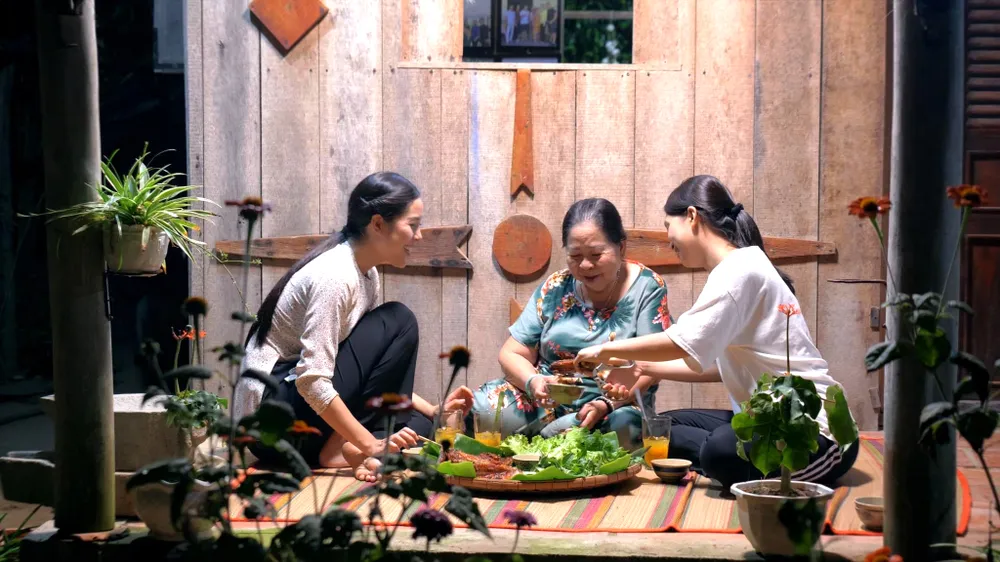 Những bữa cơm gia đình các thế hệ ấm áp yêu thương. Ảnh: KHÓI LAM CHIỀU Những bữa cơm gia đình các thế hệ ấm áp yêu thương. Ảnh: KHÓI LAM CHIỀU