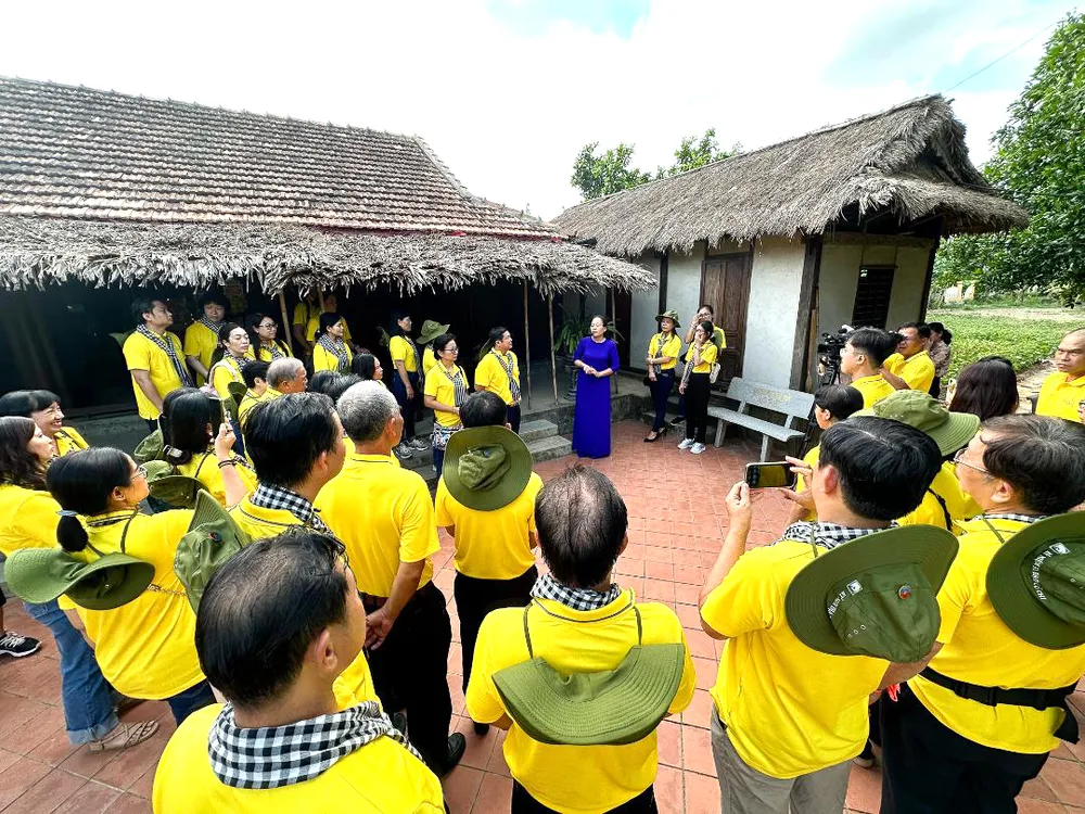 Đoàn nghe nhân viên thuyết minh giới thiệu về Nhà lưu niệm Đại tướng Võ Nguyên Giáp ở huyện Lệ Thủy, tỉnh Quảng Bình