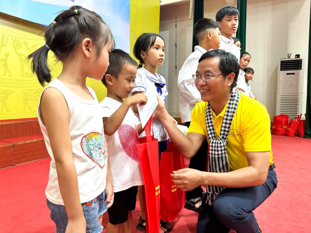 Trao học bổng cho học sinh nghèo hiếu học tại huyện Lệ Thủy, tỉnh Quảng Bình