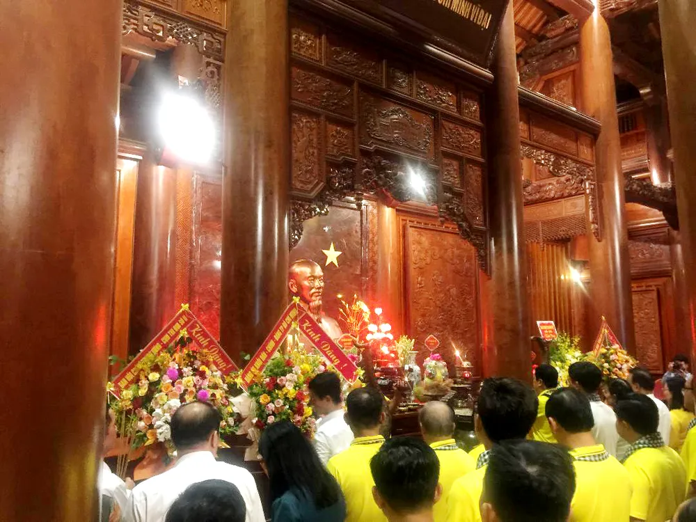 Đoàn dâng hoa, dâng hương viếng Chủ tịch Hồ Chí Minh tại Đền thờ Chủ tịch Hồ Chí Minh ở Khu di tích quốc gia đặc biệt Làng Sen