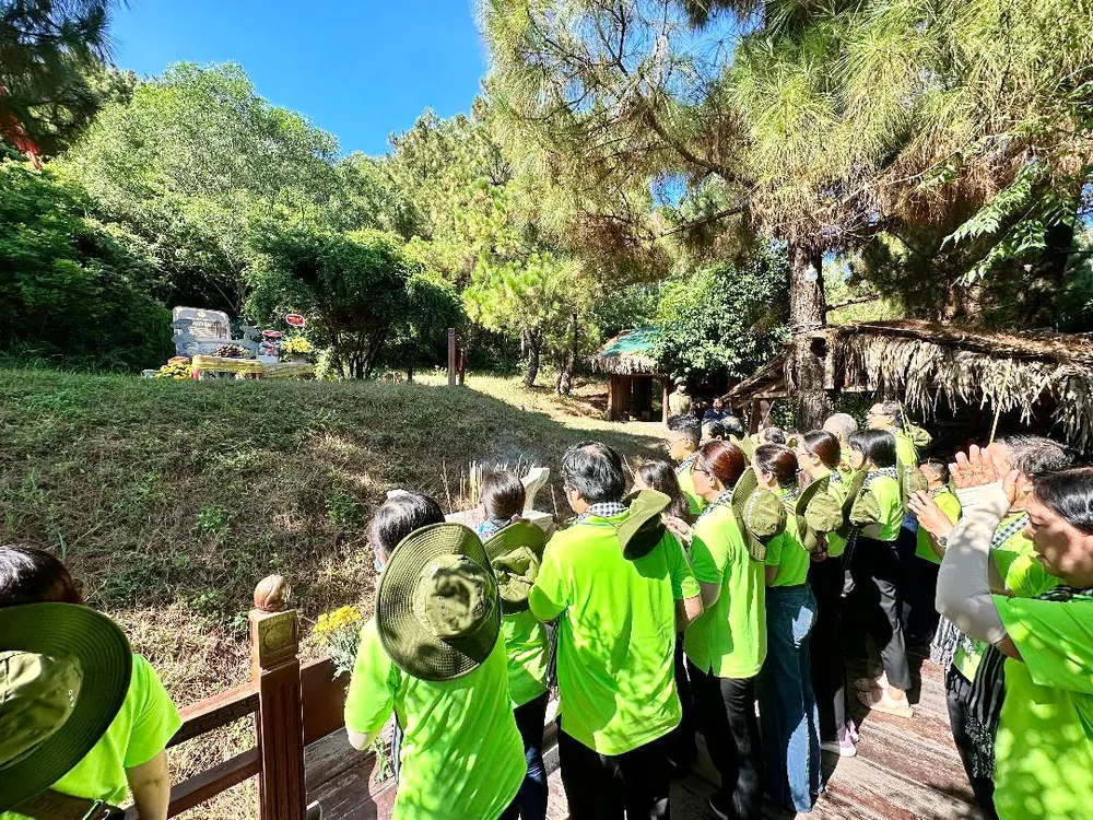 Đoàn đến viếng Đại tướng Võ Nguyên Giáp tại khu mộ của Đại tướng ở Vũng Chùa - Đảo Yến