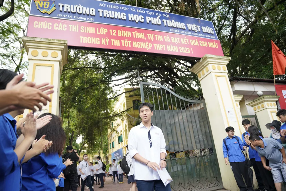 Những thí sinh đầu tiên ra khỏi phòng thi điểm thi Trường THPT Việt Đức, Hà Nội. Ảnh: ĐỖ TRUNG Những thí sinh đầu tiên ra khỏi phòng thi điểm thi Trường THPT Việt Đức, Hà Nội. Ảnh: ĐỖ TRUNG