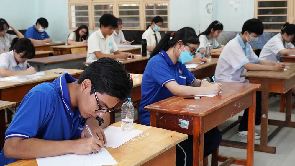 Thí sinh làm thủ tục dự thi tại điểm thi Trường THCS Nguyễn Hữu Thọ, quận 7, TPHCM. Ảnh: HOÀNG HÙNG