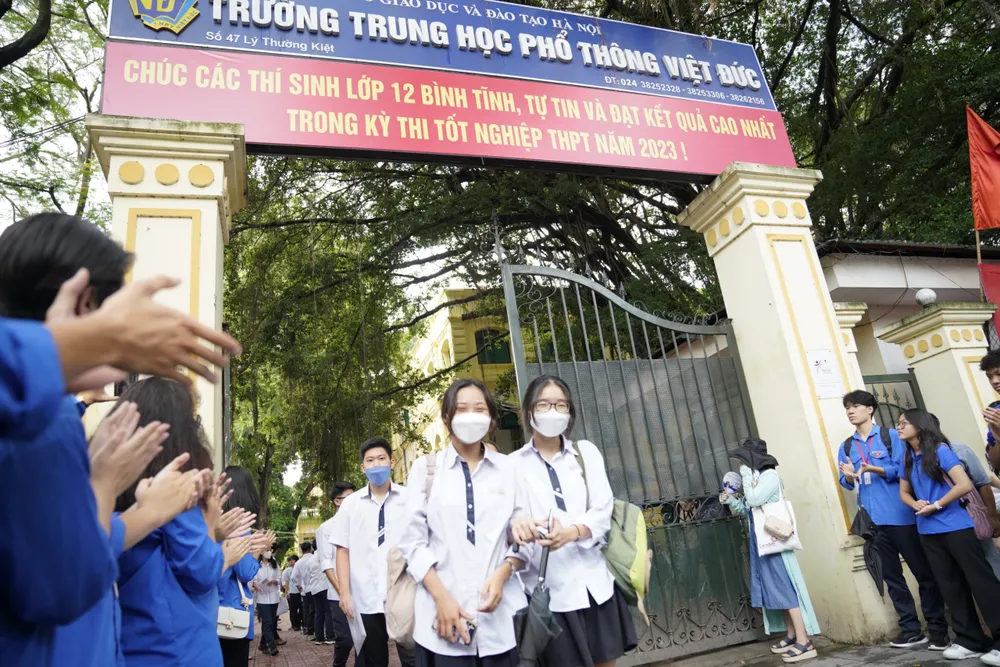 Màu áo xanh tình nguyện tại điểm thi Trường THPT Việt Đức, Hà Nội. Ảnh: ĐỖ TRUNG