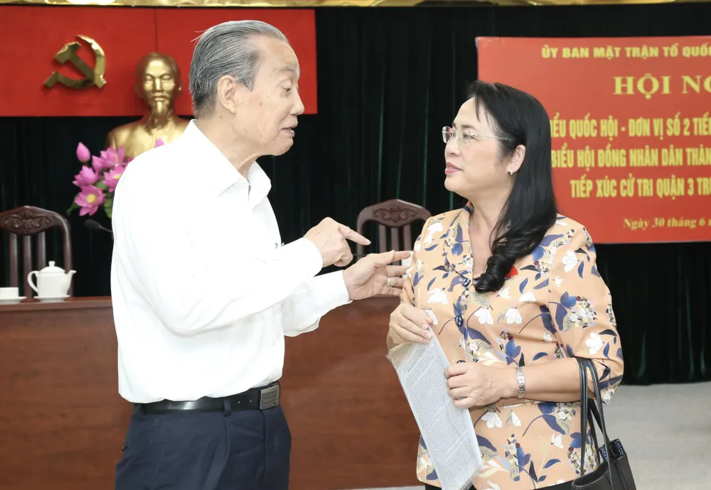 Chủ tịch Ủy ban MTTQ Việt Nam TPHCM Trần Kim Yến trao đổi với cử tri Nguyễn Hữu Châu. Ảnh: THẢO LÊ Chủ tịch Ủy ban MTTQ Việt Nam TPHCM Trần Kim Yến trao đổi với cử tri Nguyễn Hữu Châu. Ảnh: THẢO LÊ