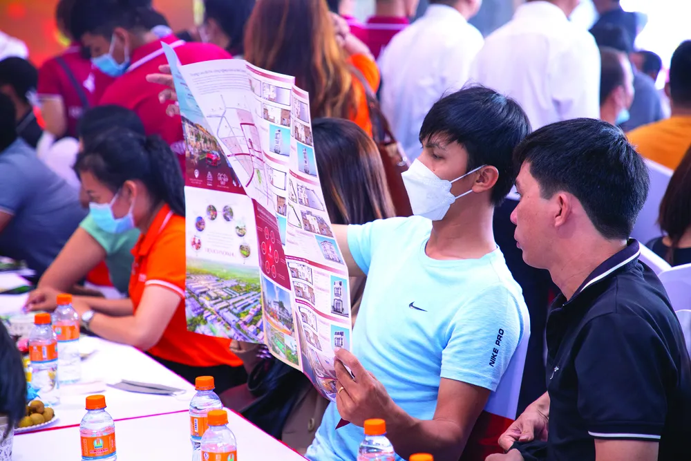 Nhiều nhà đầu tư tranh thủ giai đoạn này tìm kiếm cơ hội mua bất động sản giá tốt đi kèm loạt ưu đãi