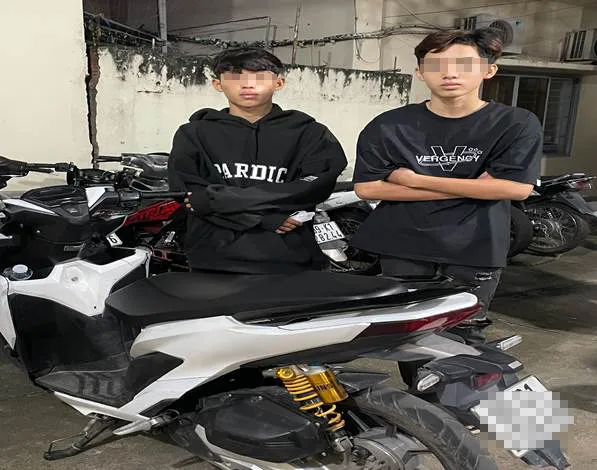 Dương Hứa Hoàng Vân và Nguyễn Văn Gia Kiệt cùng chiếc xe mô tô vi phạm các quy định về an toàn giao thông tại cơ quan công an