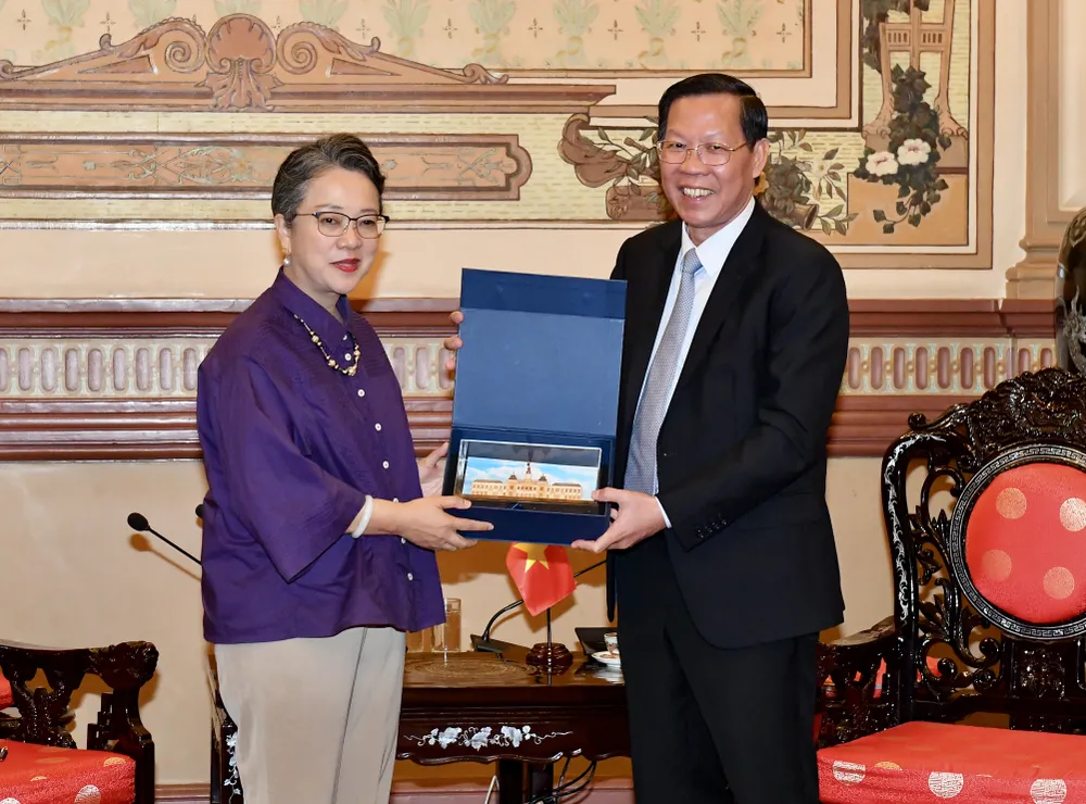 Chủ tịch UBND TPHCM Phan Văn Mãi tặng quà lưu niệm đến bà Armida Salsiah Alisjahbana, Phó Tổng Thư ký LHQ kiêm Thư ký Điều hành Ủy ban Kinh tế và Xã hội khu vực châu Á – Thái Bình Dương. Ảnh: VIỆT DŨNG