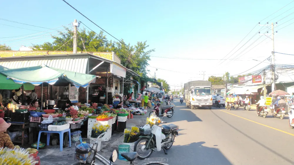 Chợ tự phát lấn chiếm hành lang quốc lộ 28