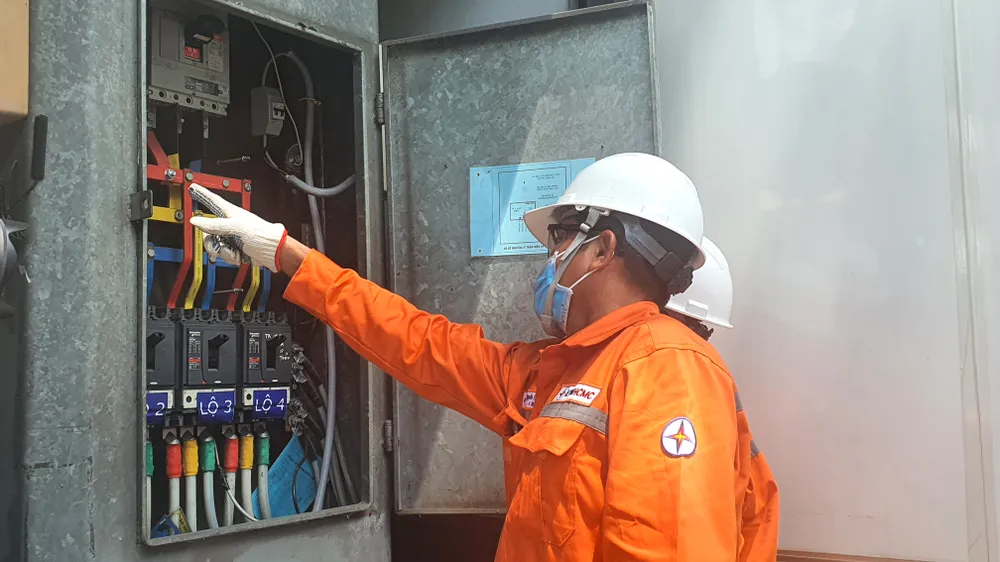 Công nhân EVNHCMC kiểm tra hệ thống điện