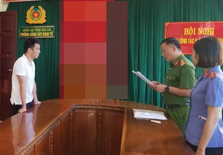 Thi hành lệnh khởi tố Phan Văn Hùng (áo trắng). Ảnh: Công an Gia Lai