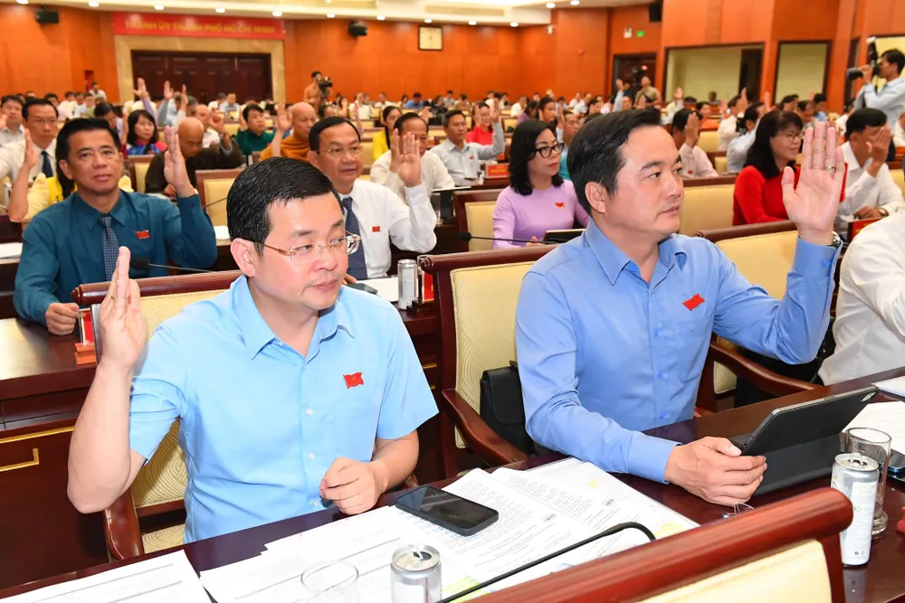 Các đại biểu HĐND TPHCM biểu quyết thông qua nghị quyết kỳ họp. Ảnh: VIỆT DŨNG