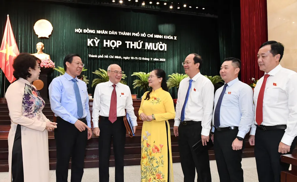 Các đồng chí lãnh đạo trao đổi tại phiên bế mạc kỳ họp HĐND TPHCM khóa X. Ảnh: VIỆT DŨNG