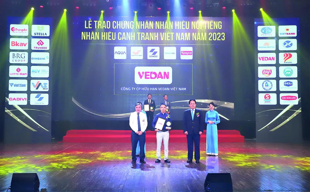 Đại diện Công ty Vedan Việt Nam nhận chứng nhận từ ban tổ chức