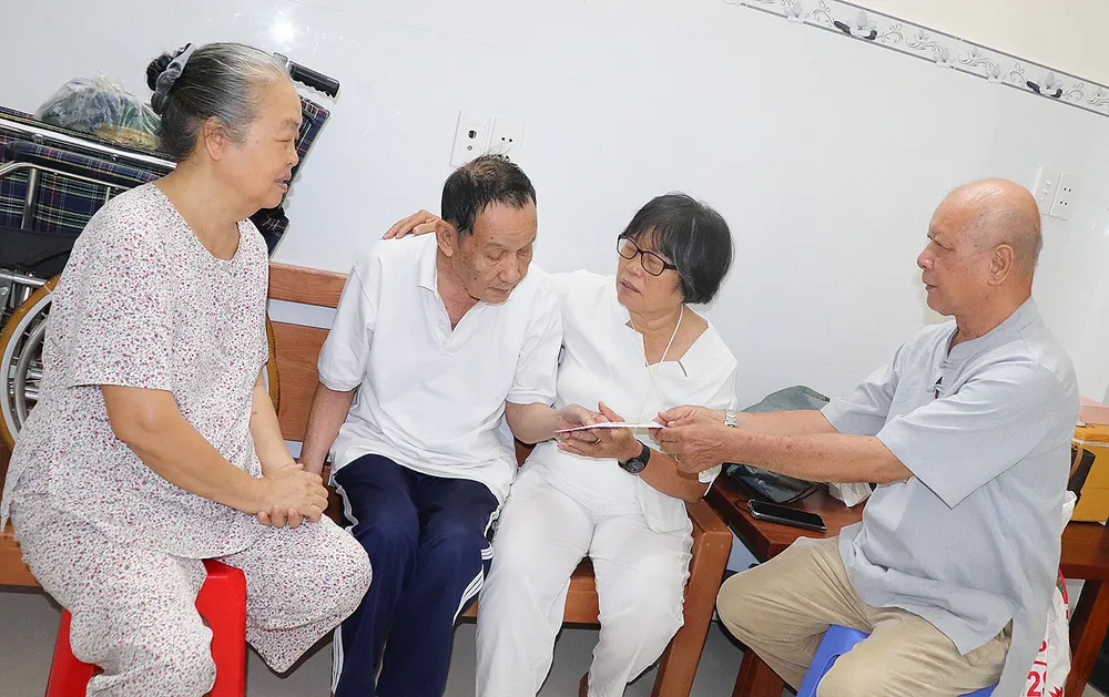 Đồng đội đến thăm hỏi, trao quà hỗ trợ ông Phạm Cao Minh (ngụ phường 12, quận 10, TPHCM)