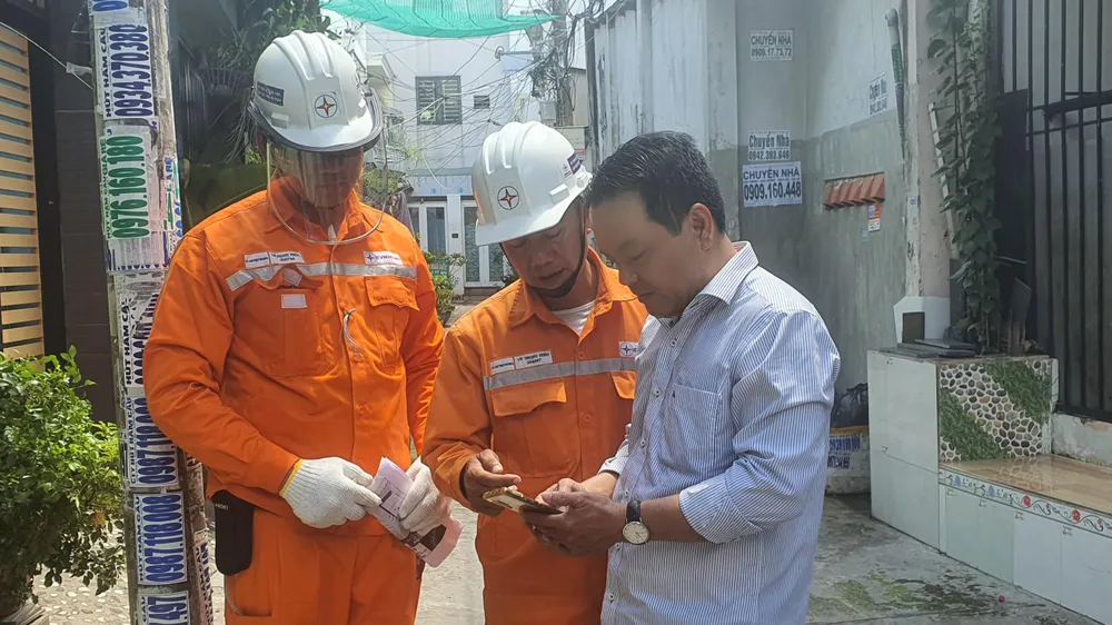 Công nhân EVNHCMC hướng dẫn khách hàng sử dụng App EVNHCMC CSKH
