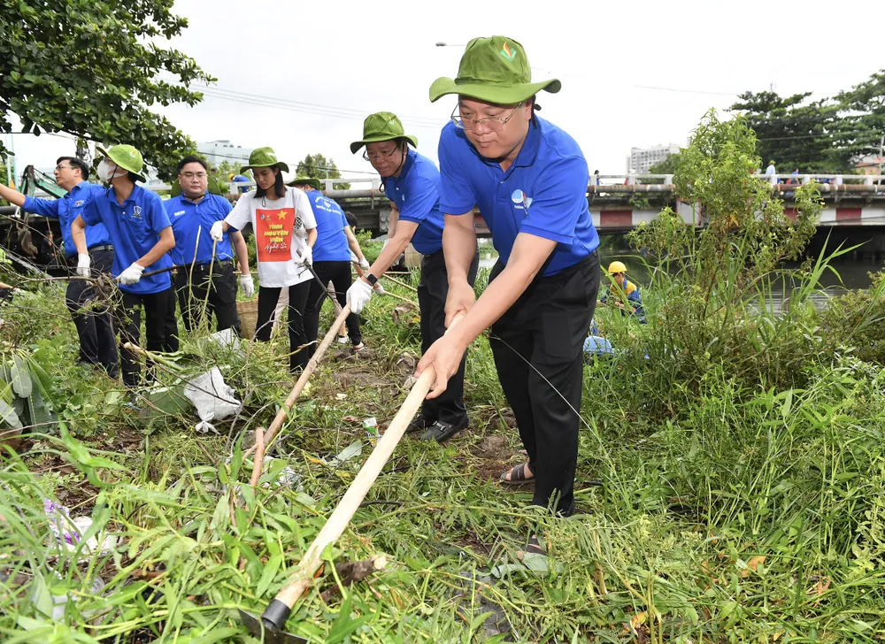 Phó Bí thư Thành ủy TPHCM Nguyễn Hồ Hải cùng các đoàn viên dọn vệ sinh. Ảnh: VIỆT DŨNG