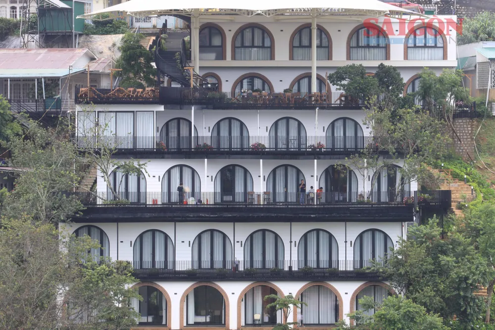 Công trình không phép hơn 3.400m² tại đường Hoàng Hoa Thám, phường 10, TP Đà Lạt tổ chức đón khách với nhiều phòng lưu trú. Ảnh: ĐOÀN KIÊN