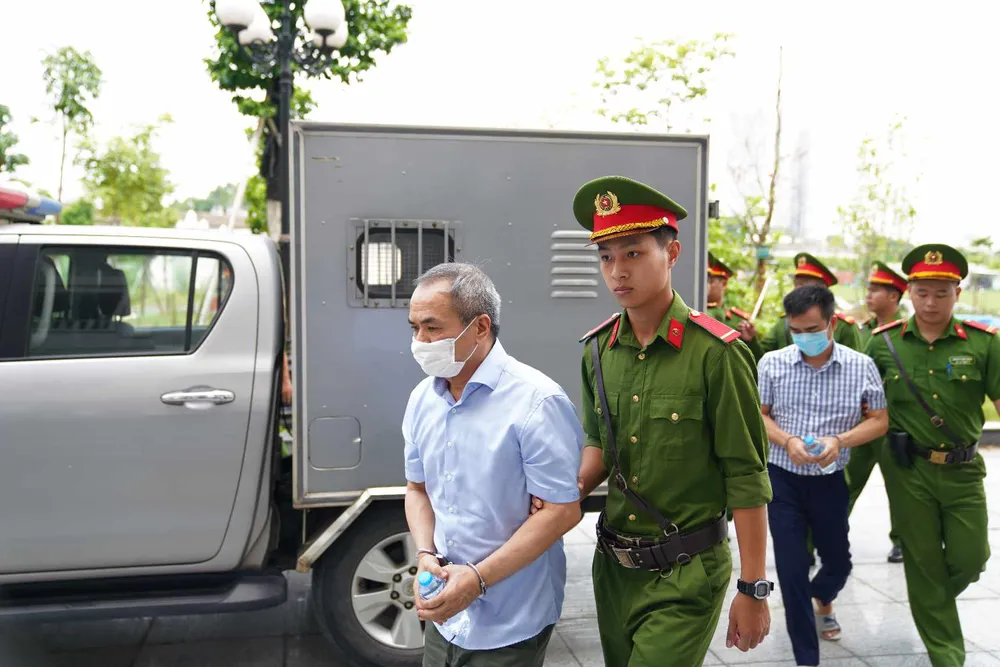 Các bị cáo trong vụ án được dẫn giải đến phiên tòa, chiều 28-7