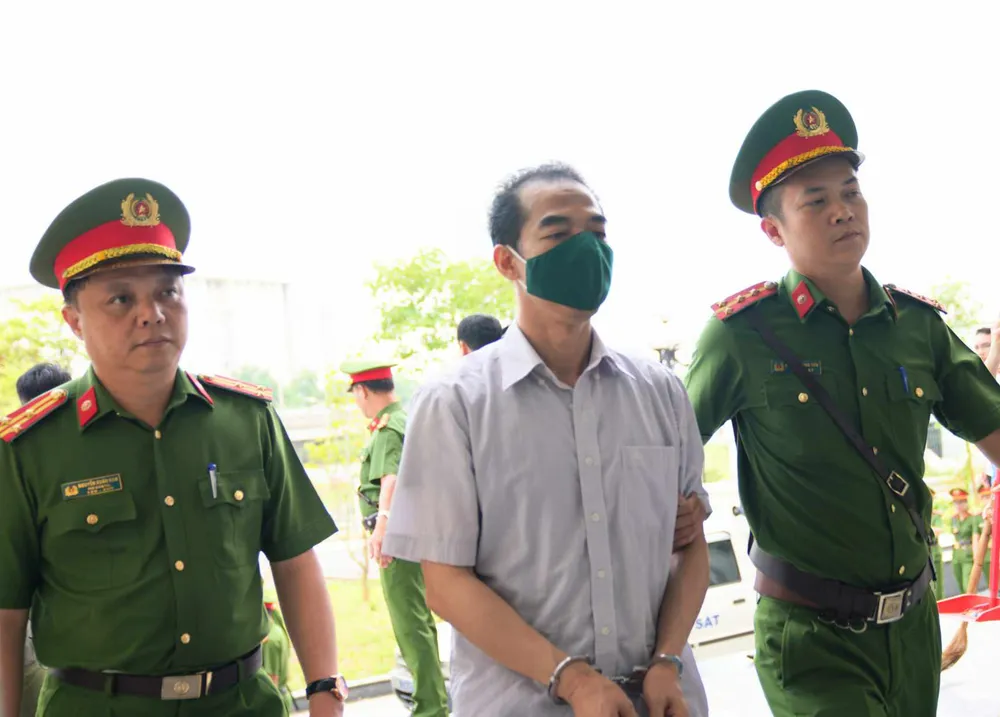 Bị cáo Tô Anh Dũng được dẫn giải đến phiên tòa, chiều 28-7