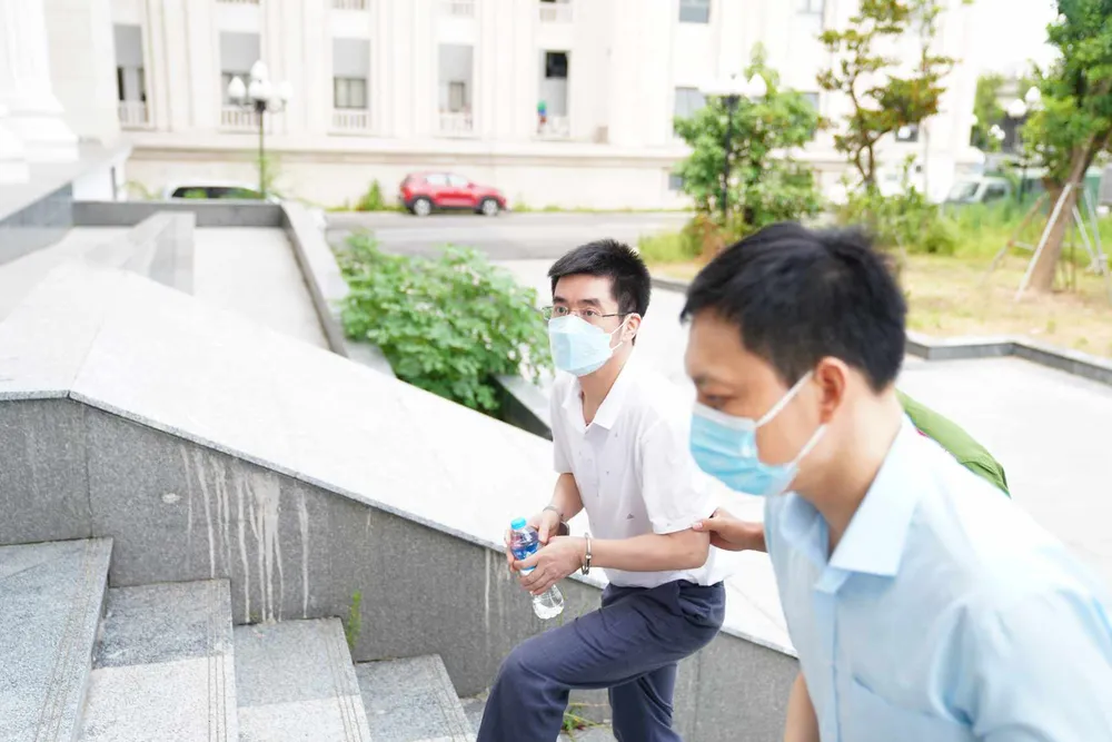 Bị cáo Hoàng Văn Hưng được dẫn giải đến phiên tòa, chiều 28-7