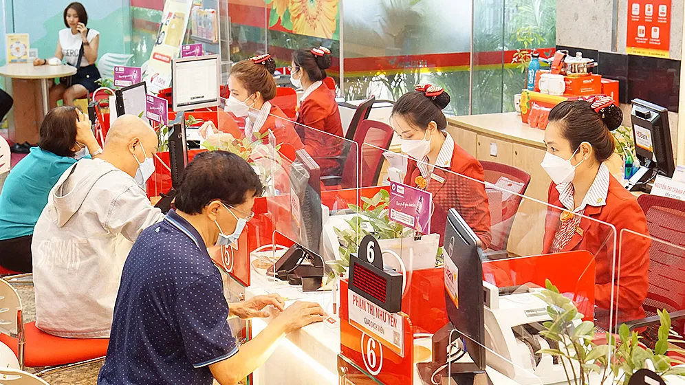 Giao dịch tại hội sở ngân hàng HD Bank, phường Bến Nghé, quận 1, TPHCM. Ảnh: HOÀNG HÙNG