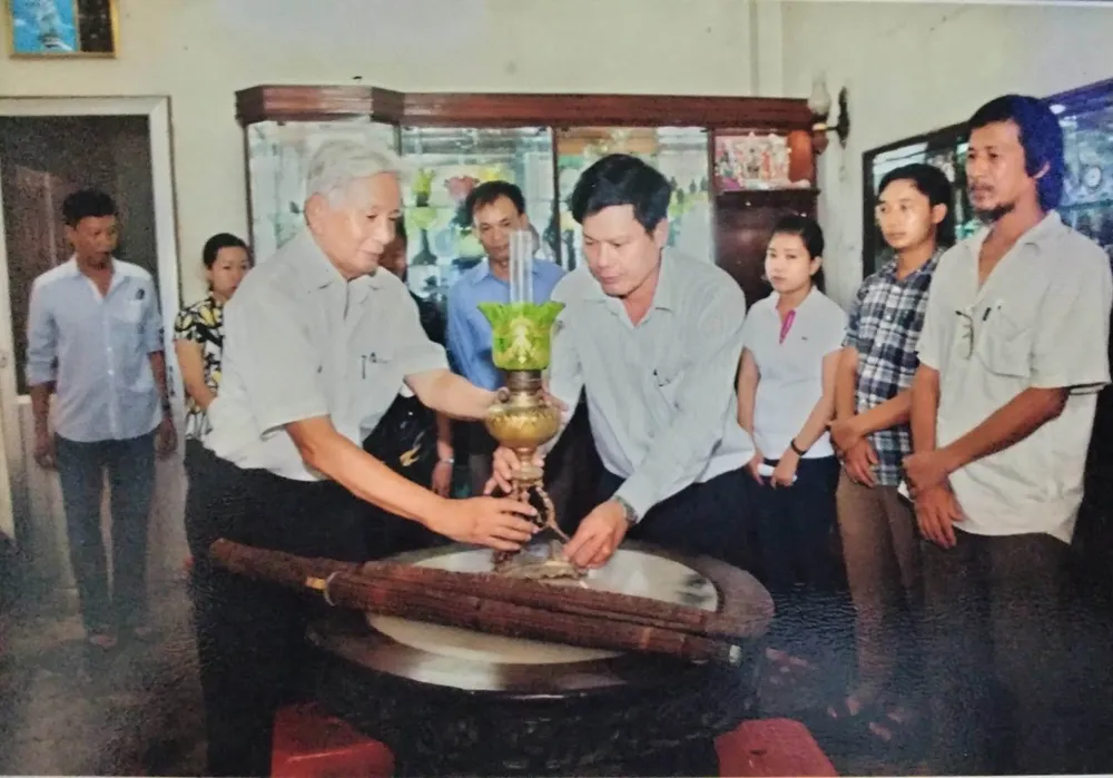 Ông Lê Công Chiêm bàn giao bộ sưu tập đèn cổ cho UBND huyện Điện Bàn, tỉnh Quảng Nam