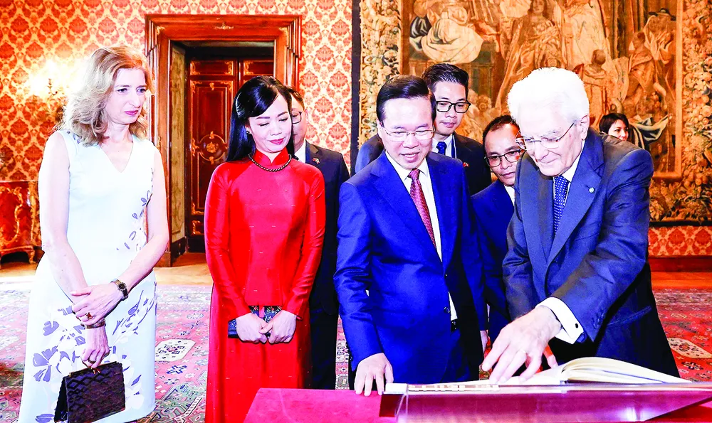 Tổng thống Italy Sergio Mattarella tặng Chủ tịch nước Võ Văn Thưởng và phu nhân bộ ảnh chuyến thăm. Ảnh: TTXVN