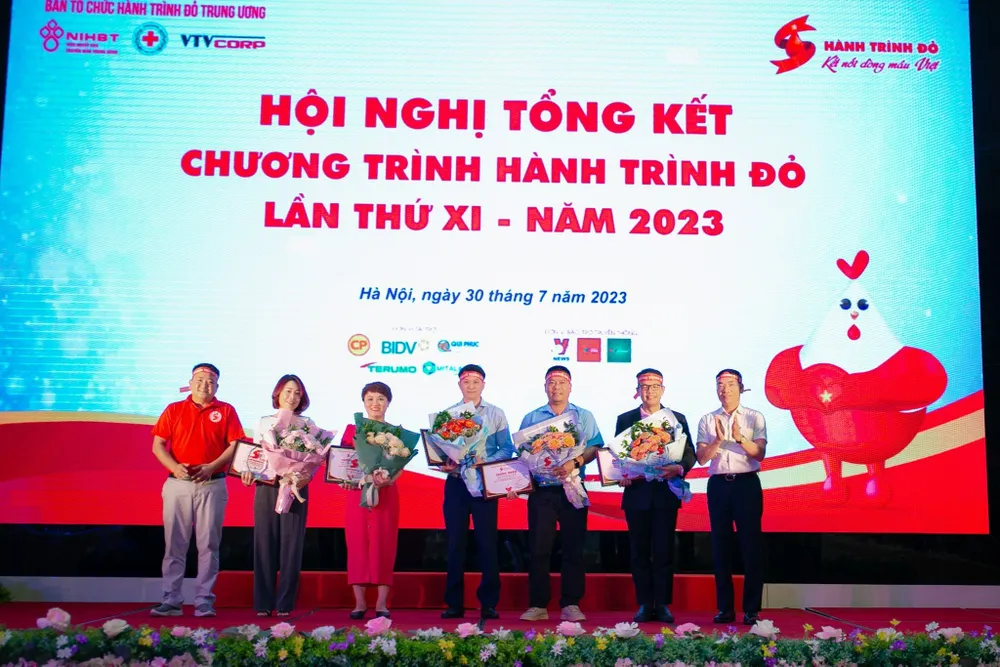 Ban tổ chức Hành trình đỏ Trung ương tặng giấy khen cho đơn vị