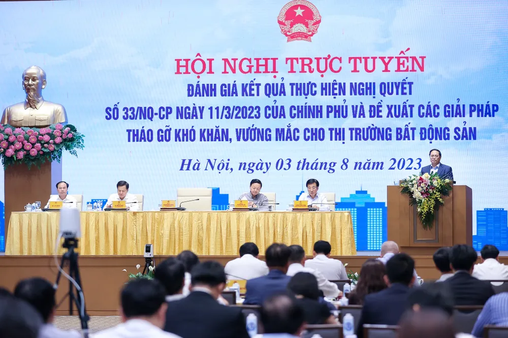 Thủ tướng Phạm Minh Chính chủ trì hội nghị tháo gỡ khó khăn, vướng mắc cho thị trường bất động sản. Ảnh: VIẾT CHUNG