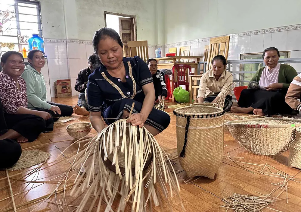 Người dân thôn Duệ tranh thủ lúc nhàn rỗi đan lát để có thêm thu nhập, giữ lửa nghề truyền thống