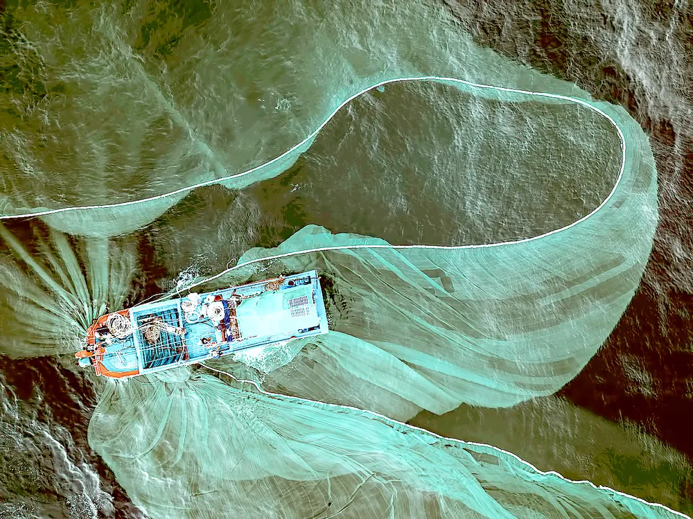 Ngư dân bủa lưới giữa trùng khơi