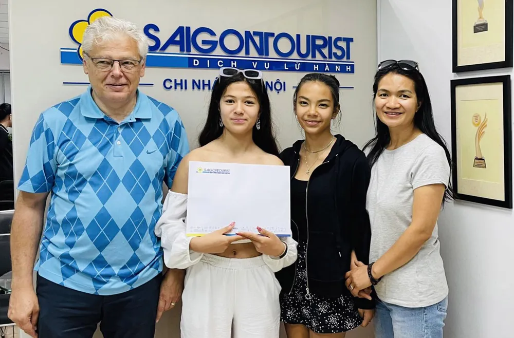 Moneyn Lynh Mai (thứ hai từ trái qua) nhận giải nhì cuộc thi “Du lịch cùng con” do Kênh Việt happiness station tổ chức