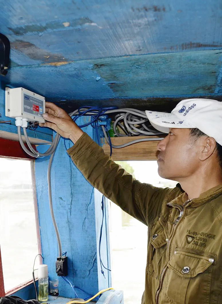 Lắp đặt thiết bị giám sát hành trình trên tàu cá tại Quảng Trị